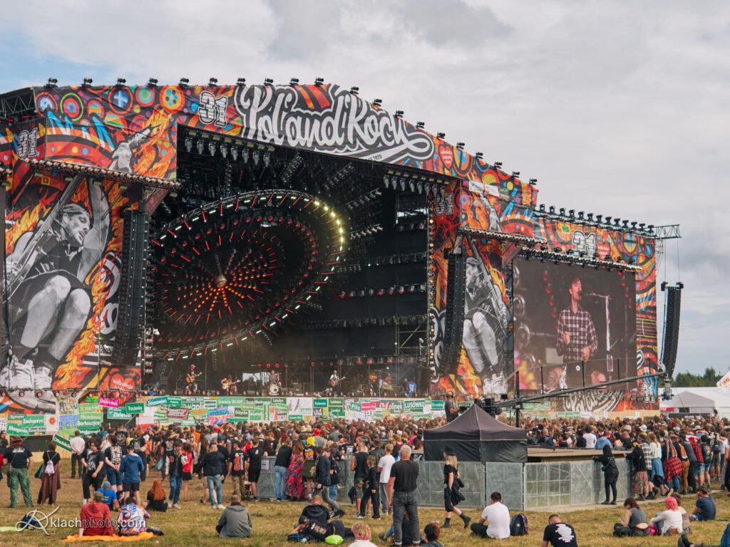 Duża scena i publiczność na festiwalu Pol’and’Rock
