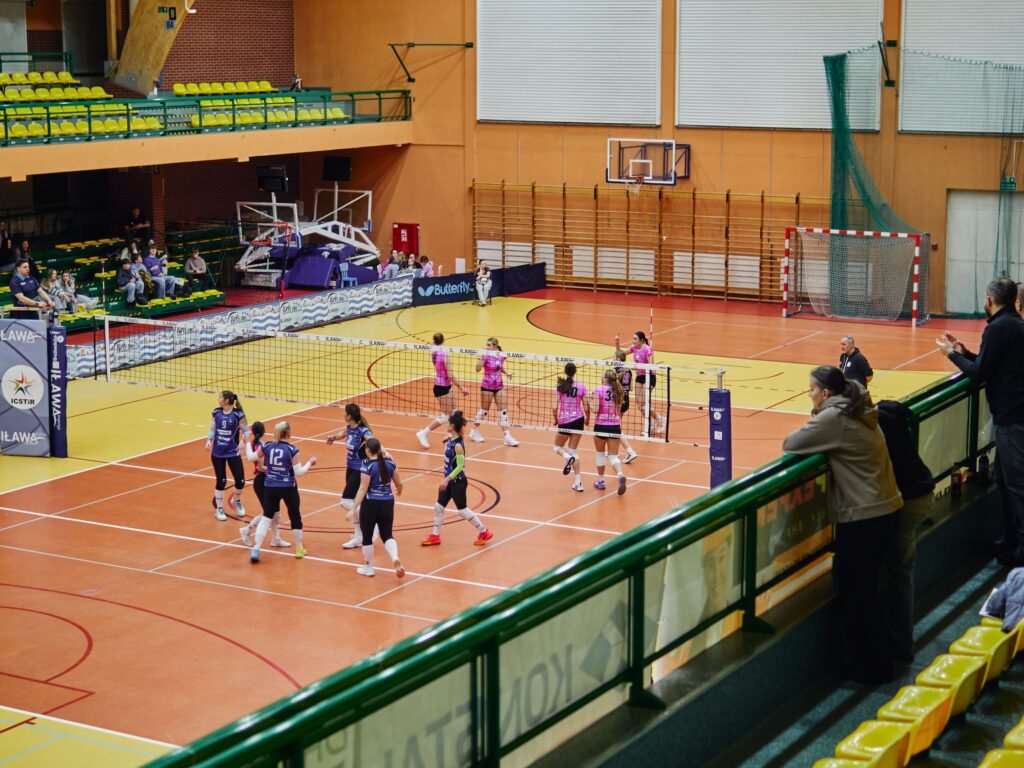 Mecz siatkówki w hali sportowej